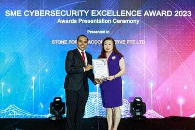 accountserve receiving the sme cyber security excellence award