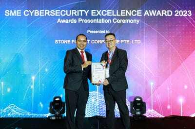 corpserve receiving the sme cyber security excellence award